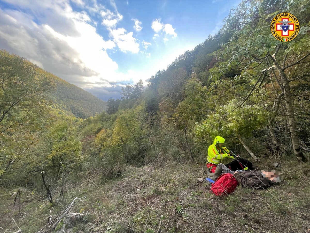 Va in cerca di funghi e cade in un dirupo: anziano salvato dal Soccorso Alpino