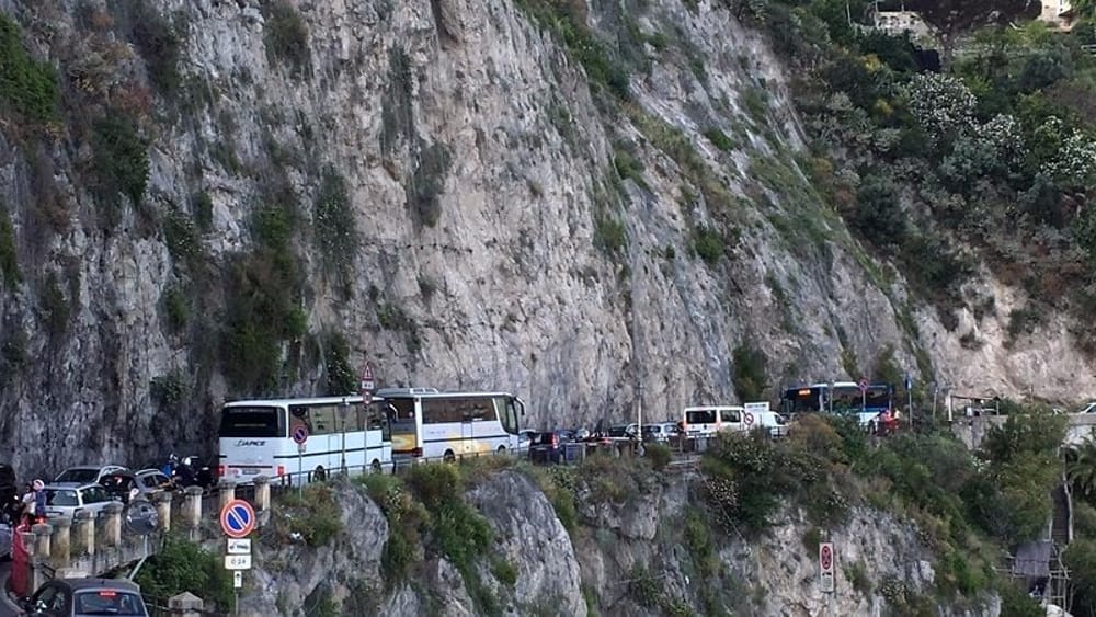 Crolla un masso ad Amalfi, chiusa la strada statale: i disagi