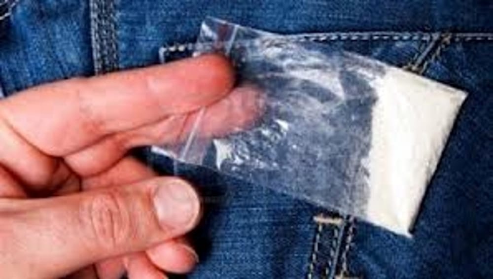 Trovato con quattro involucri di cocaina, denunciato giovane
