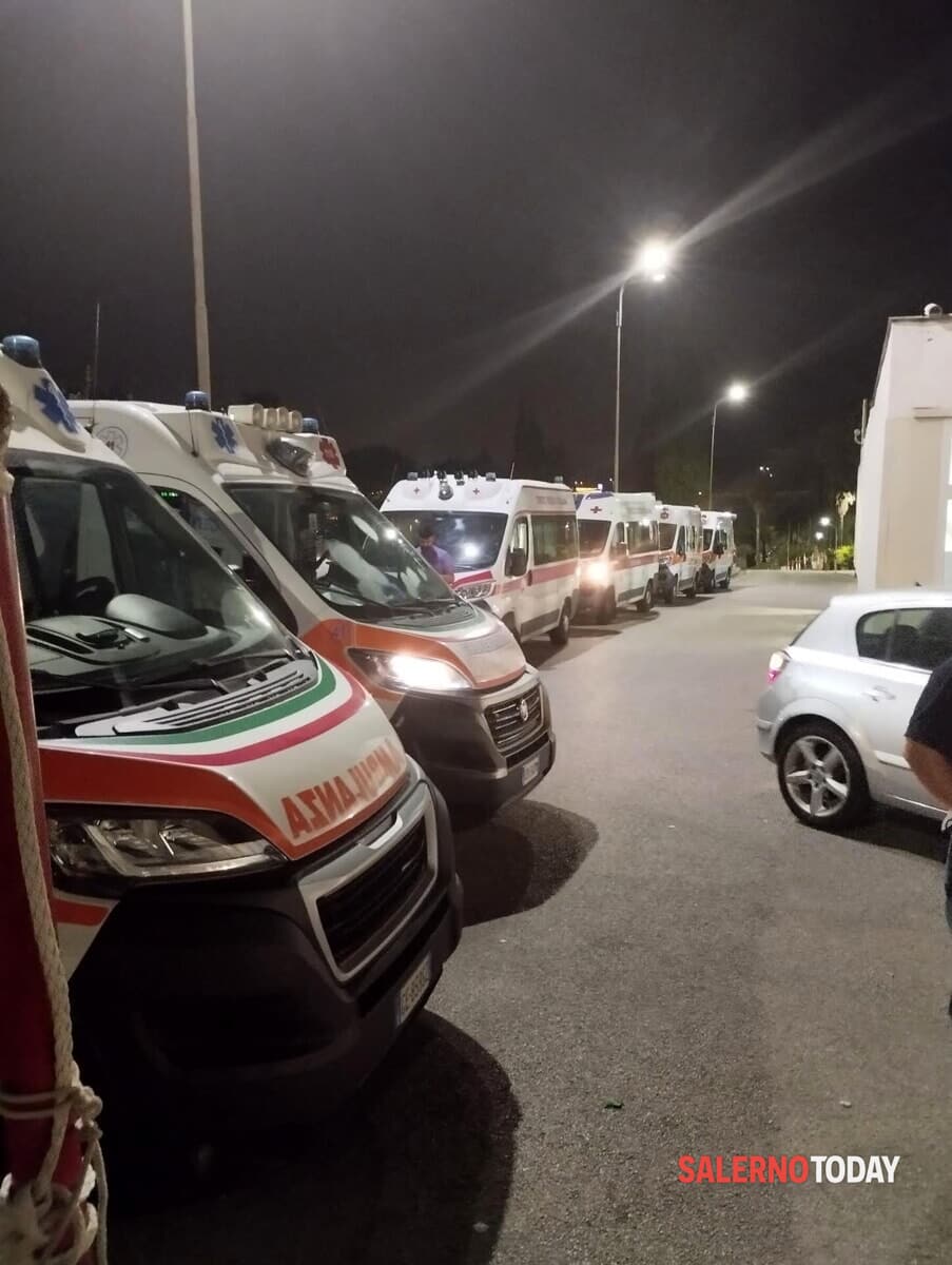 Domenica di caos al Ruggi: ambulanze in fila per ore davanti al pronto soccorso