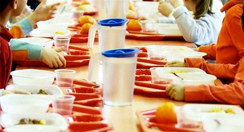 Roccapiemonte, pezzi di alluminio nei pasti della mensa scolastica: il sindaco la sospende