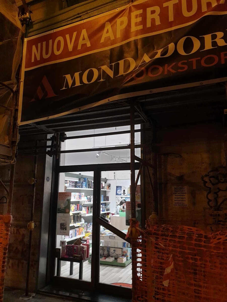 Curiosità, la Mondadori bookstore chiude in piazza Portanova e riapre in via Carmine