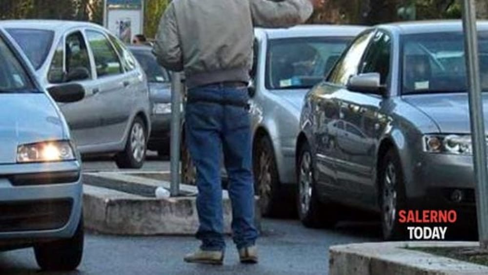 Stop ai parcheggiatori abusivi, ai lavavetri e agli accattoni a Salerno: firmata l’ordinanza