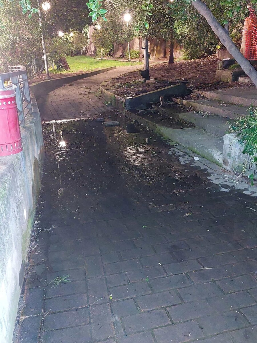 Degrado, buio e perdite d’acqua al Parco del Seminario: la segnalazione