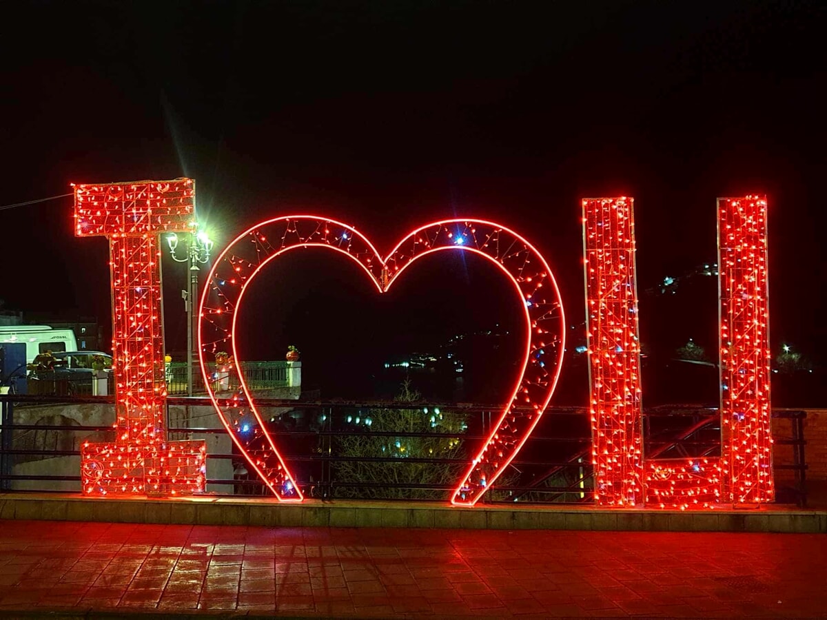 Vietri in Love: le luminarie di San Valentino illuminano le strade