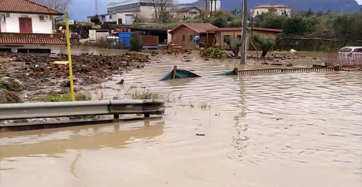 Bomba d’acqua tra Capaccio e Albanella: strade e campi allagati, cittadini chiusi in casa