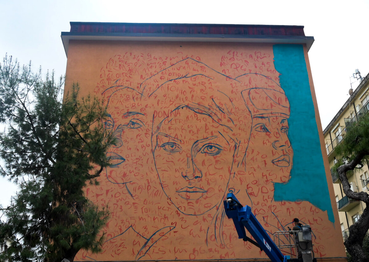 Curiosità a Torrione, spunta un grande murales sulla facciata di un palazzo