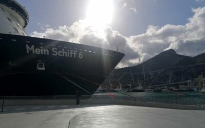 La “Mein Schiff 6” a Salerno: 2500 crocieristi accolti dagli studenti del Regina Margherita