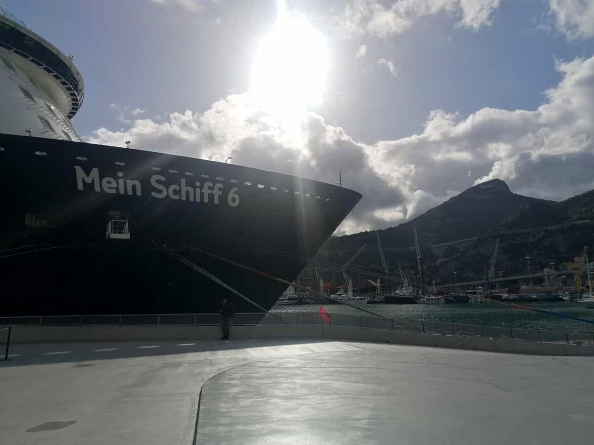 La “Mein Schiff 6” a Salerno: 2500 crocieristi accolti dagli studenti del Regina Margherita