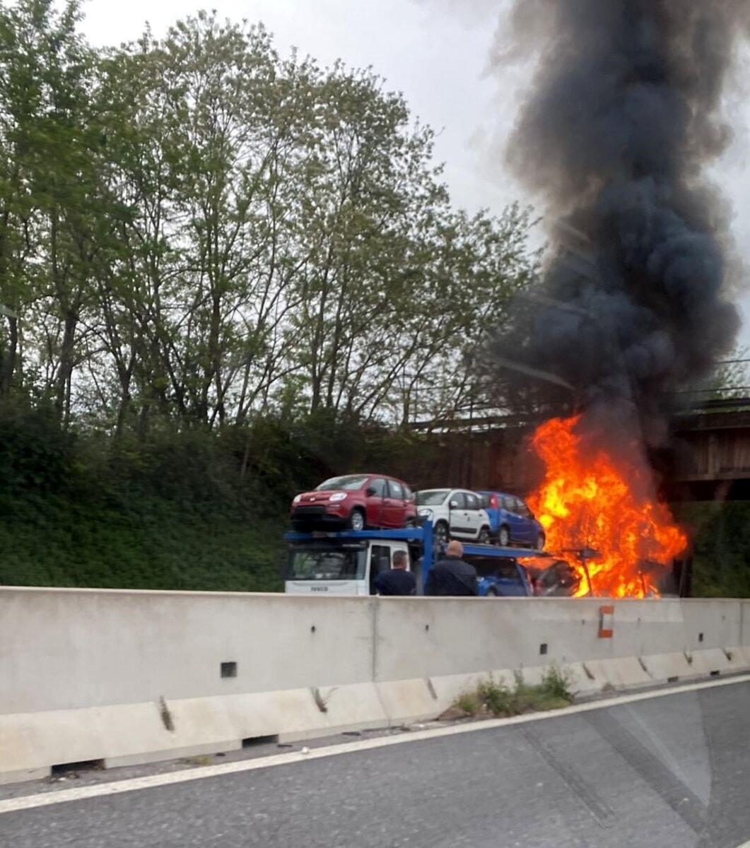 Baronissi, camion che trasporta auto prende fuoco sull’autostrada