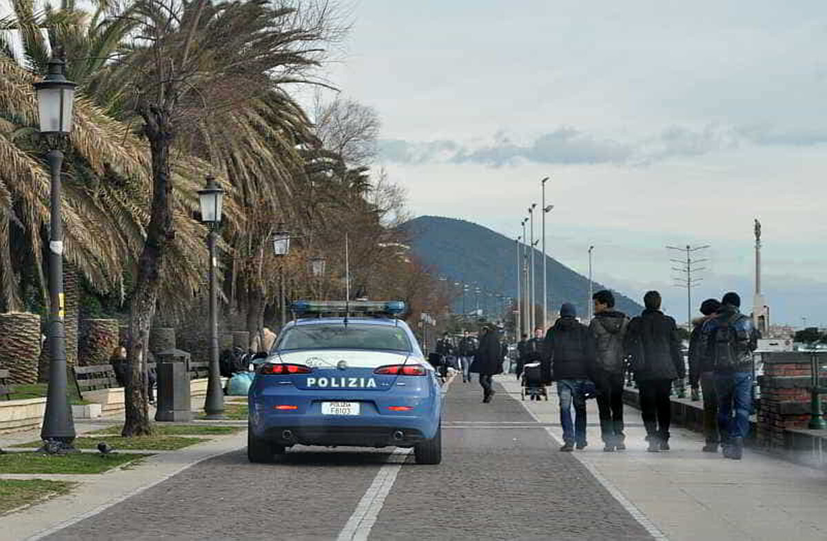 Rapina un uomo dello smartphone: arrestato straniero sul lungomare di Salerno