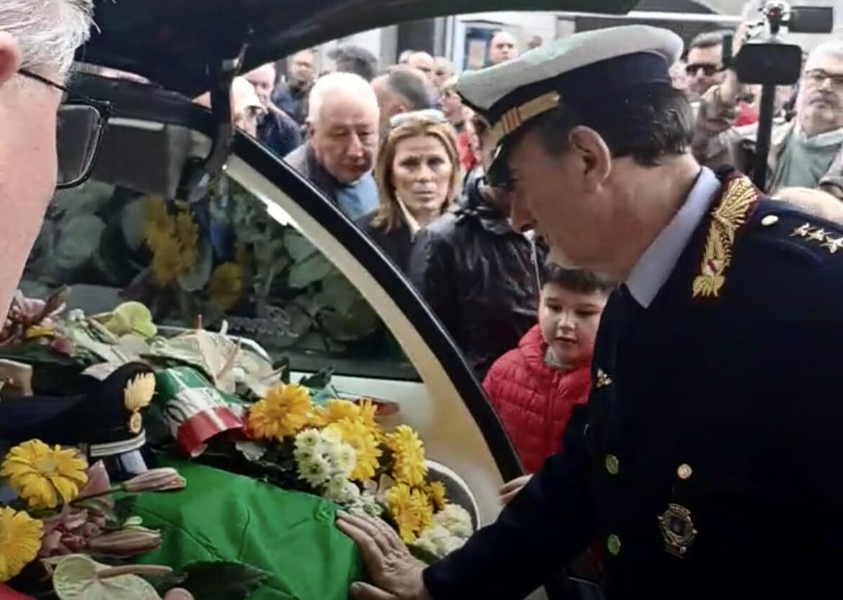 Campagna, lacrime e applausi per l’ultimo saluto ai due carabinieri