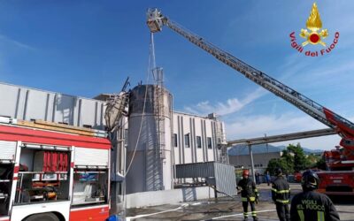 Boato nella zona industriale, esplode silos contenente bitume: arrivano i pompieri