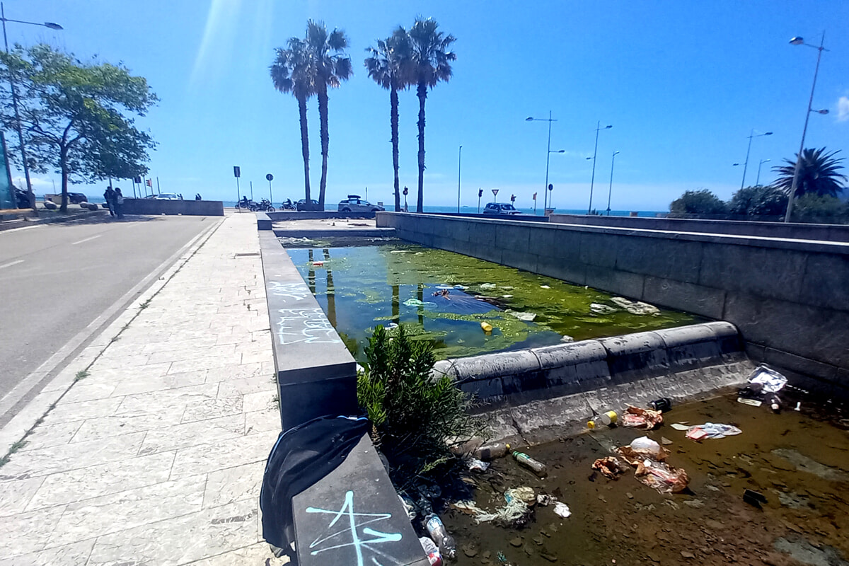 La fontana di Piazzale Salerno Capitale trasformata in discarica: “Si riattivi o venga tolta definitivamente”