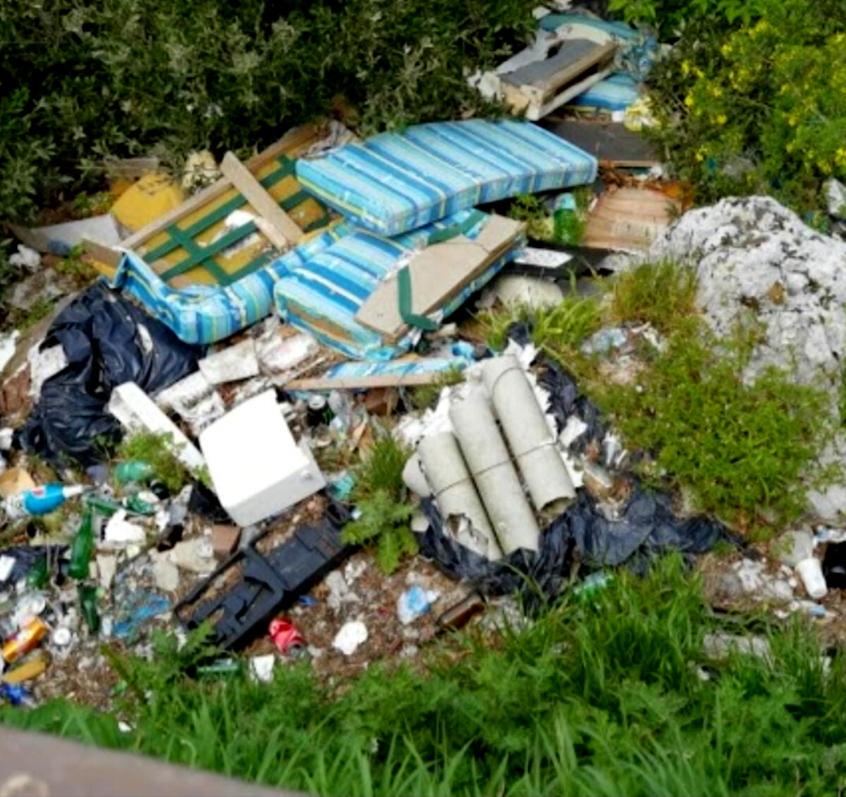 Amianto e rifiuti abbandonati sulla strada per la Costiera Amalfitana