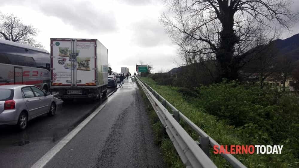 Incidente sull’A30, camion sbanda e si schianta contro il guardrail: traffico in tilt