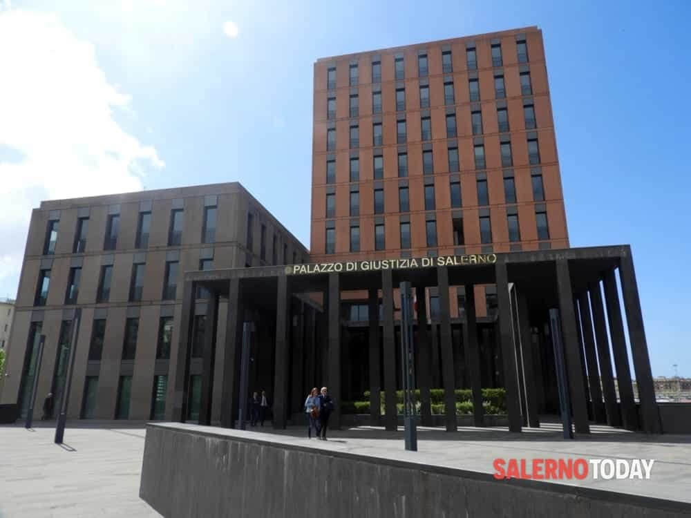 Choc a Salerno, uomo si suicida nel bagno della camera di sicurezza del Tribunale