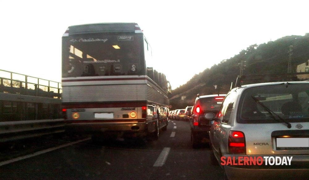 Maltempo: albero finisce sull’A3 Napoli-Salerno, traffico in tilt
