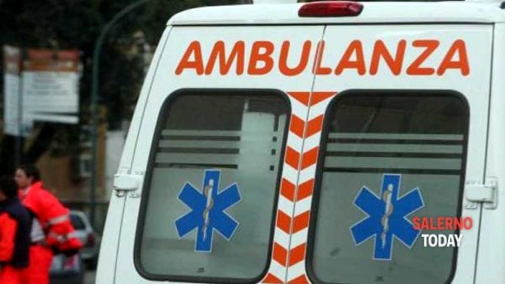 Incidente sul Lungomare Tafuri, scontro tra auto e scooter: ferita una ragazza