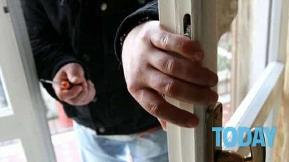 Furti in tre appartamenti, ladro “istruisce” i complici con una radiolina
